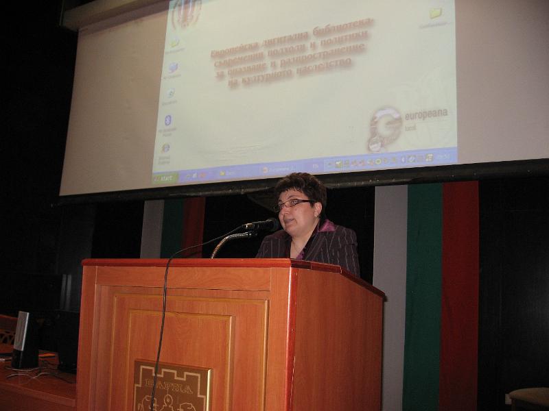 1.jpg - 23 март 2010 г., откриване на конференцията - Емилия Милкова, директор на РБ "Пенчо Славейков"