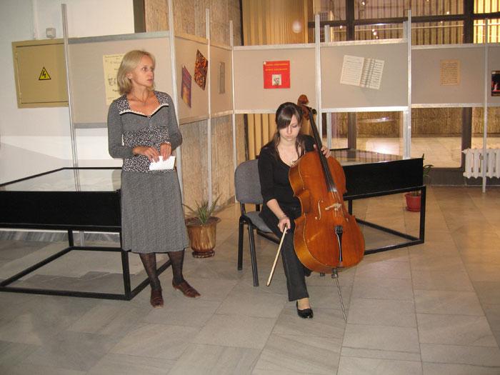 4.jpg - Изложба от фондовете на библиотеката, посветена на 100 годишнината от рождението на Марин Големинов