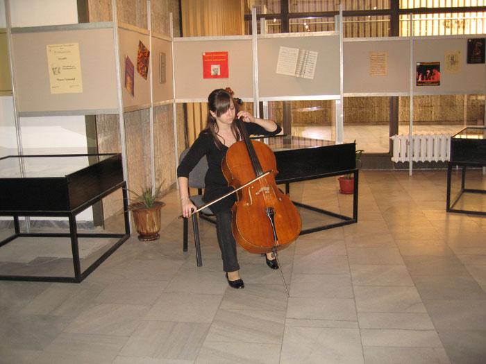 5.jpg - Изложба от фондовете на библиотеката, посветена на 100 годишнината от рождението на Марин Големинов