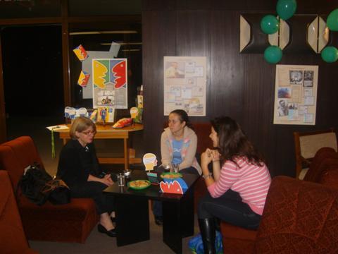 S8304204.JPG - Живи книги: ”Европейци в разговор… Комуникацията
продължава”