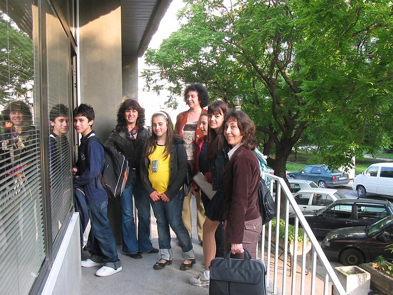 IMG_0754.JPG - В отдел "Изкуство" - творческа работилница "Пъстър вятър" към Детски и средношколски отдел на библиотеката представя ръчно изработена книга.Тя е част от експедиция "Биография на книгата", проучваща историята на възникване на книгата (хартия, направа, вид на книгата, разпространение)