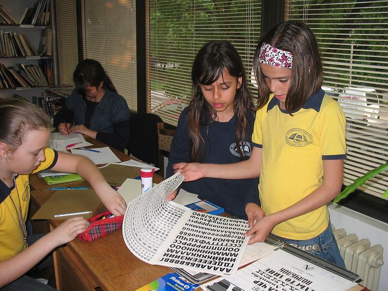 IMG_0770.JPG - В отдел "Изкуство" - творческа работилница "Пъстър вятър" към Детски и средношколски отдел на библиотеката представя ръчно изработена книга.Тя е част от експедиция "Биография на книгата", проучваща историята на възникване на книгата (хартия, направа, вид на книгата, разпространение)