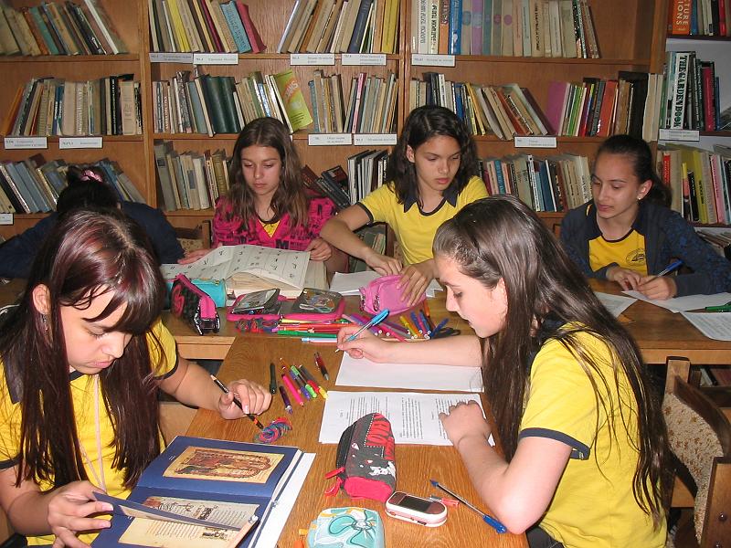 IMG_0771.JPG - В отдел "Изкуство" - творческа работилница "Пъстър вятър" към Детски и средношколски отдел на библиотеката представя ръчно изработена книга.Тя е част от експедиция "Биография на книгата", проучваща историята на възникване на книгата (хартия, направа, вид на книгата, разпространение)