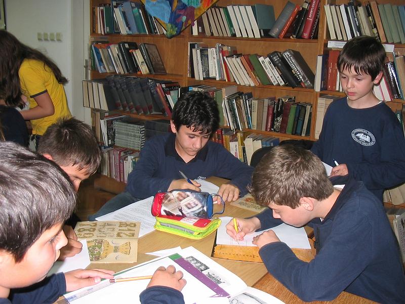 IMG_0772.JPG - В отдел "Изкуство" - творческа работилница "Пъстър вятър" към Детски и средношколски отдел на библиотеката представя ръчно изработена книга.Тя е част от експедиция "Биография на книгата", проучваща историята на възникване на книгата (хартия, направа, вид на книгата, разпространение)