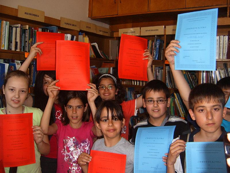 S3700004.JPG - Творческа работилница "Пъстър вятър" към Детски и средношколски отдел на библиотеката