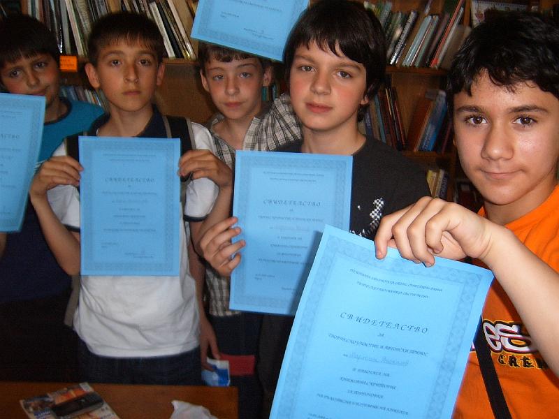 S3700006.JPG - Творческа работилница "Пъстър вятър" към Детски и средношколски отдел на библиотеката