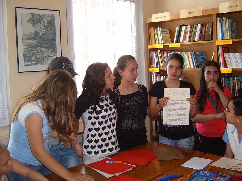 S3700011.JPG - Участниците в работилницата представиха пред родители, съученици и приятели разкази за Библиотеката за създаване на "Пътеводител в библиотеката"