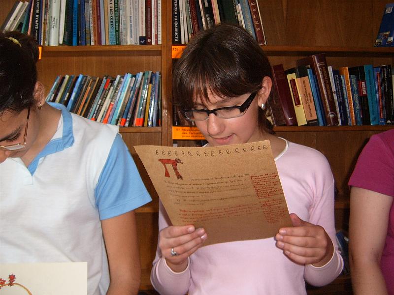 S3700014.JPG - Участниците в работилницата представиха пред родители, съученици и приятели разкази за Библиотеката за създаване на "Пътеводител в библиотеката"