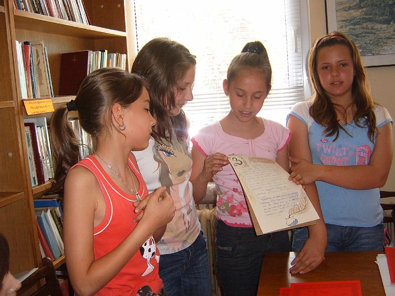 S3700017.JPG - Участниците в работилницата представиха пред родители, съученици и приятели разкази за Библиотеката за създаване на "Пътеводител в библиотеката"