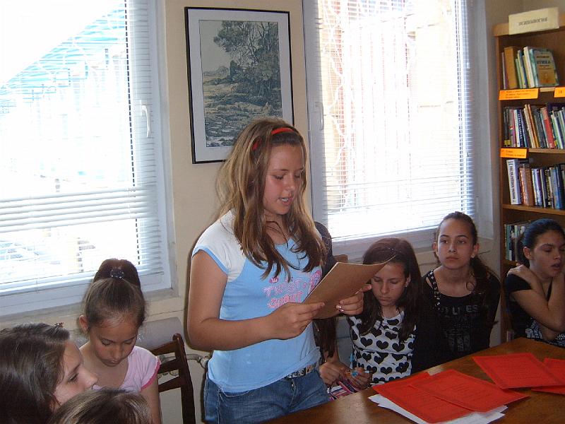S3700021.JPG - Участниците в работилницата представиха пред родители, съученици и приятели разкази за Библиотеката за създаване на "Пътеводител в библиотеката"