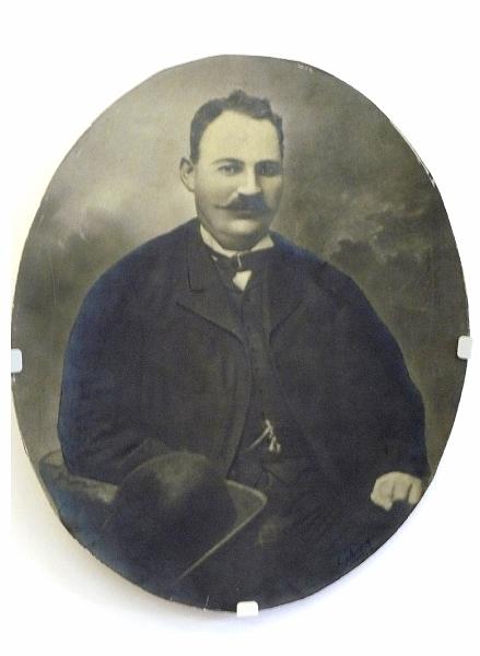 P1010473.jpg - Представяне на изложба "Капитан Петко Войвода - живот отдаден на България" (документи и снимки) по повод 165 г. от рождението му. Представяне на био-библиографски указател.