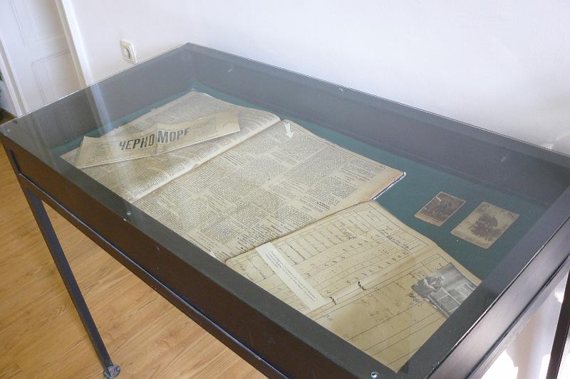 P1010477.JPG - Представяне на изложба "Капитан Петко Войвода - живот отдаден на България" (документи и снимки) по повод 165 г. от рождението му. Представяне на био-библиографски указател.