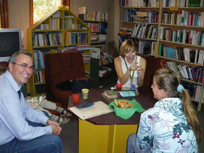 IMGP4242.jpg - Ден на европейските езици - 26 септември "Европейци в разговор". Традиционна среща на хора от европейски страни, пребиваващи постоянно или временно във Варна с българи, владеещи или изучаващи чужди езици във фоайетата на библиотеката. Представители на различни поколения и националности се срещат, за да разговарят помежду си, да се опитат да преодолеят неудобството, използвайки чужд език за комуникация или просто желаещи да прекарат известно време в приятна атмосфера и компания.