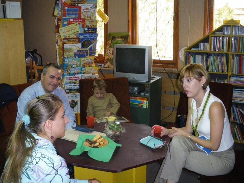 IMGP4243.jpg - Ден на европейските езици - 26 септември "Европейци в разговор". Традиционна среща на хора от европейски страни, пребиваващи постоянно или временно във Варна с българи, владеещи или изучаващи чужди езици във фоайетата на библиотеката. Представители на различни поколения и националности се срещат, за да разговарят помежду си, да се опитат да преодолеят неудобството, използвайки чужд език за комуникация или просто желаещи да прекарат известно време в приятна атмосфера и компания.