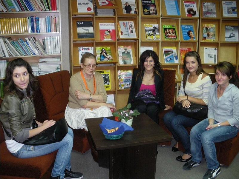 IMGP4244.jpg - Ден на европейските езици - 26 септември "Европейци в разговор". Традиционна среща на хора от европейски страни, пребиваващи постоянно или временно във Варна с българи, владеещи или изучаващи чужди езици във фоайетата на библиотеката. Представители на различни поколения и националности се срещат, за да разговарят помежду си, да се опитат да преодолеят неудобството, използвайки чужд език за комуникация или просто желаещи да прекарат известно време в приятна атмосфера и компания.