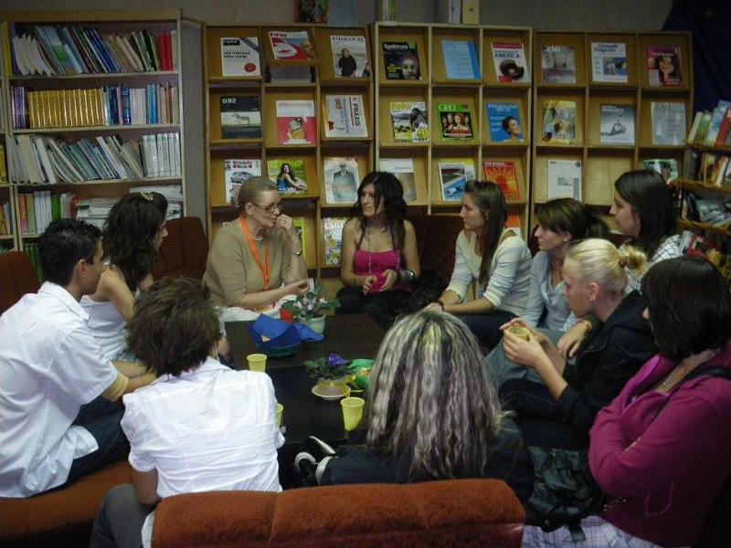 IMGP4254.jpg - Ден на европейските езици - 26 септември "Европейци в разговор". Традиционна среща на хора от европейски страни, пребиваващи постоянно или временно във Варна с българи, владеещи или изучаващи чужди езици във фоайетата на библиотеката. Представители на различни поколения и националности се срещат, за да разговарят помежду си, да се опитат да преодолеят неудобството, използвайки чужд език за комуникация или просто желаещи да прекарат известно време в приятна атмосфера и компания.