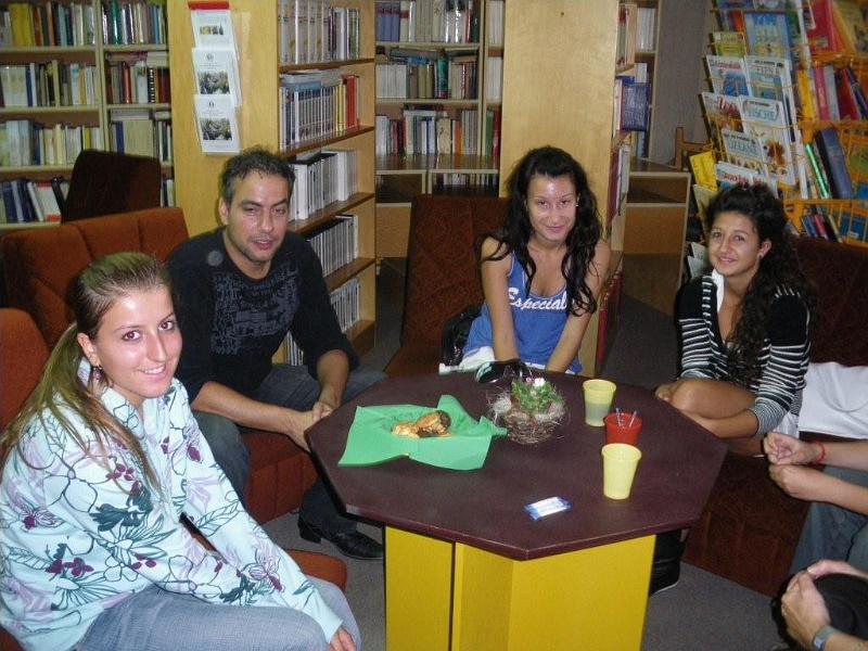 IMGP4255.jpg - Ден на европейските езици - 26 септември "Европейци в разговор". Традиционна среща на хора от европейски страни, пребиваващи постоянно или временно във Варна с българи, владеещи или изучаващи чужди езици във фоайетата на библиотеката. Представители на различни поколения и националности се срещат, за да разговарят помежду си, да се опитат да преодолеят неудобството, използвайки чужд език за комуникация или просто желаещи да прекарат известно време в приятна атмосфера и компания.