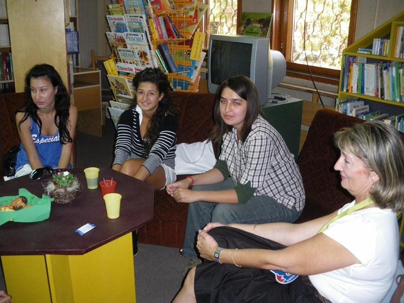 IMGP4256.jpg - Ден на европейските езици - 26 септември "Европейци в разговор". Традиционна среща на хора от европейски страни, пребиваващи постоянно или временно във Варна с българи, владеещи или изучаващи чужди езици във фоайетата на библиотеката. Представители на различни поколения и националности се срещат, за да разговарят помежду си, да се опитат да преодолеят неудобството, използвайки чужд език за комуникация или просто желаещи да прекарат известно време в приятна атмосфера и компания.