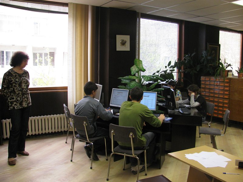 IMG_4766.JPG - Трето поред състезание в библиотеката, съвместно с Дирекция "Младежки дейности и спорт"