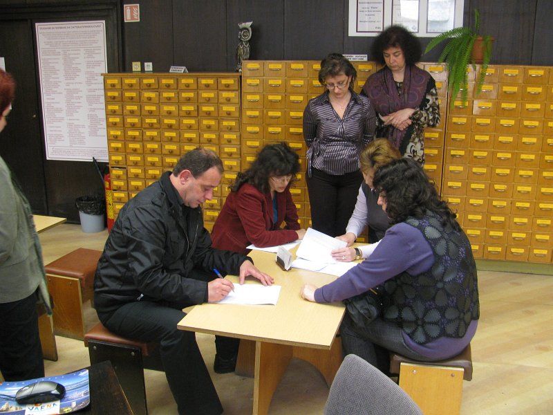 IMG_4775.JPG - Трето поред състезание в библиотеката, съвместно с Дирекция "Младежки дейности и спорт"