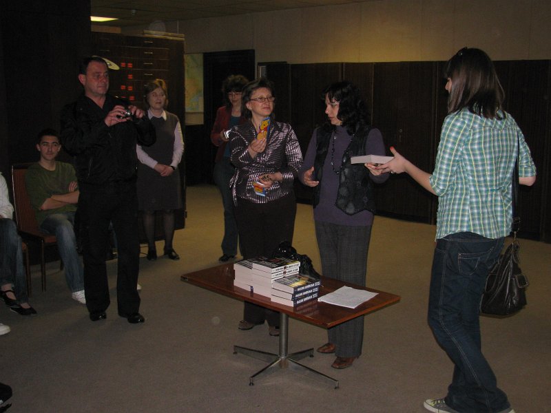 IMG_4778.JPG - Трето поред състезание в библиотеката, съвместно с Дирекция "Младежки дейности и спорт"