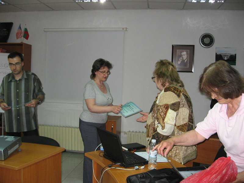 IMG_0071.jpg - Връчване свидетелства на участниците в курса