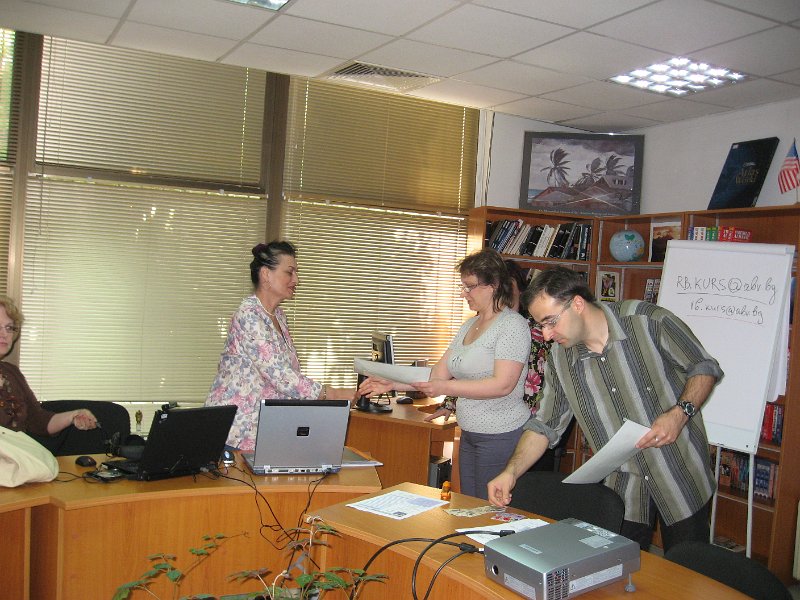 IMG_0075.jpg - Връчване свидетелства на участниците в курса