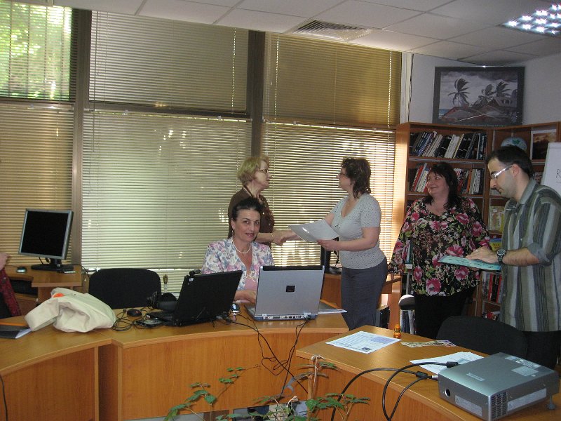 IMG_0076.jpg - Връчване свидетелства на участниците в курса