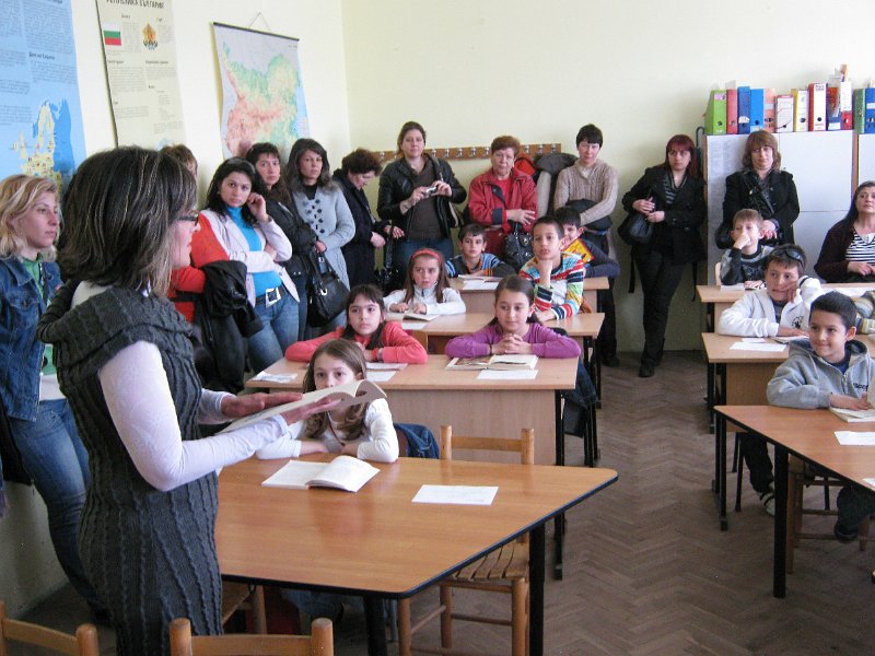 IMG_8311.JPG - Деца четат с родители в ОУ "Черноризец Храбър"