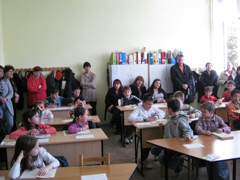 IMG_8329.JPG - Деца четат с родители в ОУ "Черноризец Храбър"