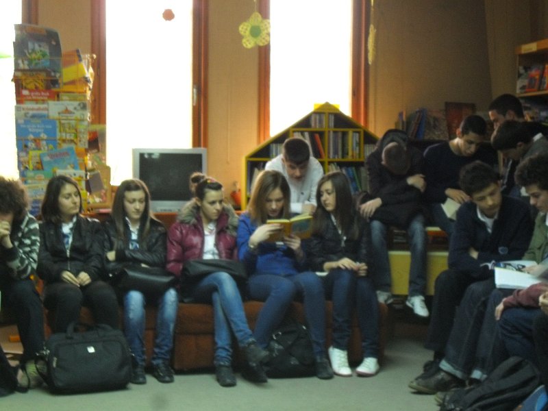 SAM_1084.JPG - "Подарявам ти тази история" - четене с ученици от VIII клас на V ЕГ