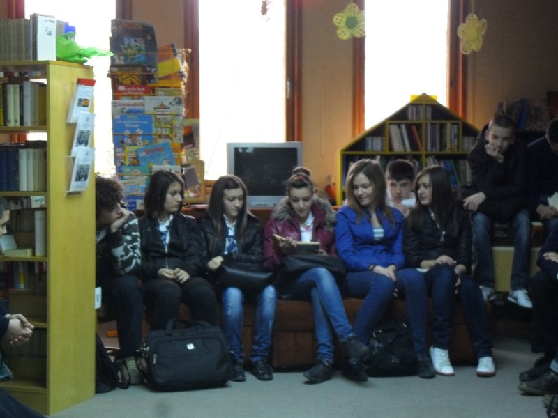 SAM_1085.JPG - "Подарявам ти тази история" - четене с ученици от VIII клас на V ЕГ
