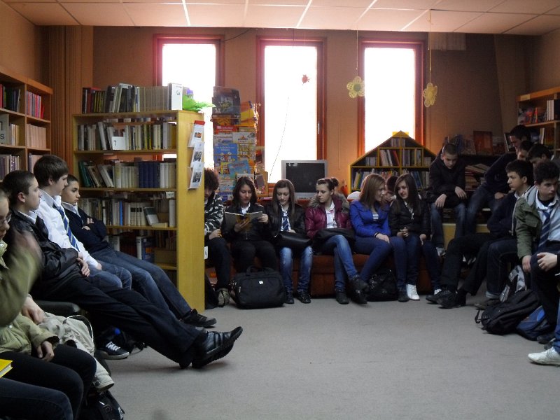 SAM_1087.JPG - "Подарявам ти тази история" - четене с ученици от VIII клас на V ЕГ