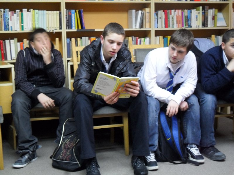 SAM_1092.JPG - "Подарявам ти тази история" - четене с ученици от VIII клас на V ЕГ