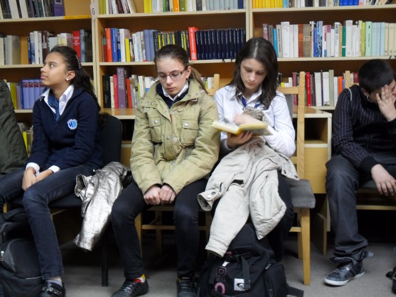 SAM_1094.JPG - "Подарявам ти тази история" - четене с ученици от VIII клас на V ЕГ