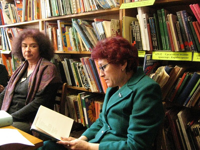 IMG_8088.JPG - Четене със служители на Дирекция "Култура и духовно развитие" в Детски и средношколски комплекс на библиотеката