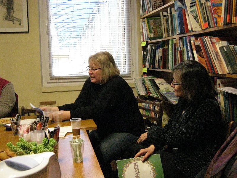 IMG_8091.JPG - Четене със служители на Дирекция "Култура и духовно развитие" в Детски и средношколски комплекс на библиотеката