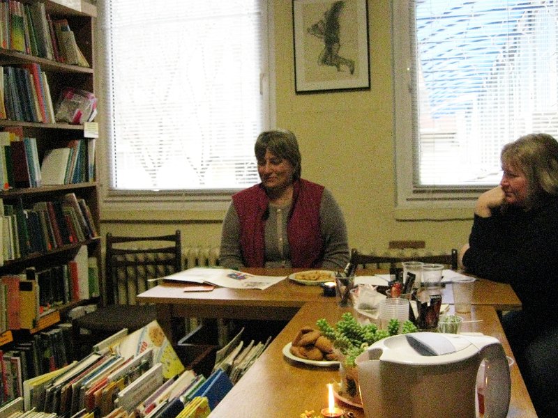 IMG_8098.JPG - Четене със служители на Дирекция "Култура и духовно развитие" в Детски и средношколски комплекс на библиотеката