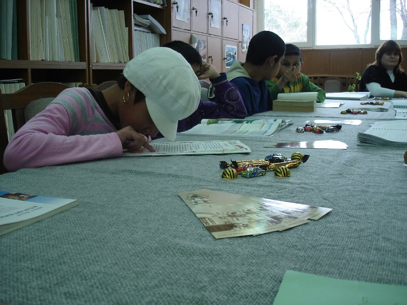 DSC01811.JPG - Четат децата от СОУ "Проф. д-р Иван Шишманов"