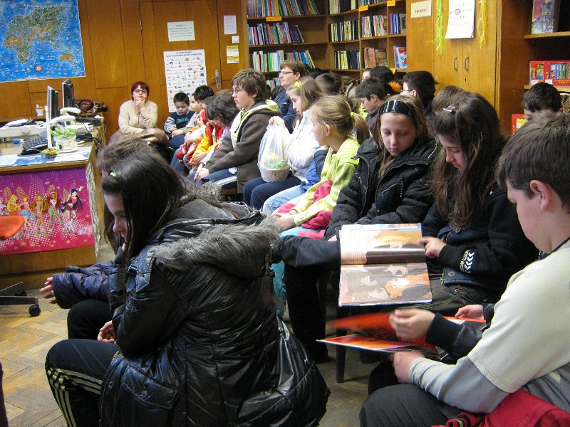 IMG_8225.JPG - Ученици от СОУ "Найден Геров" представят любима книга пред децата от Дом "Другарче"