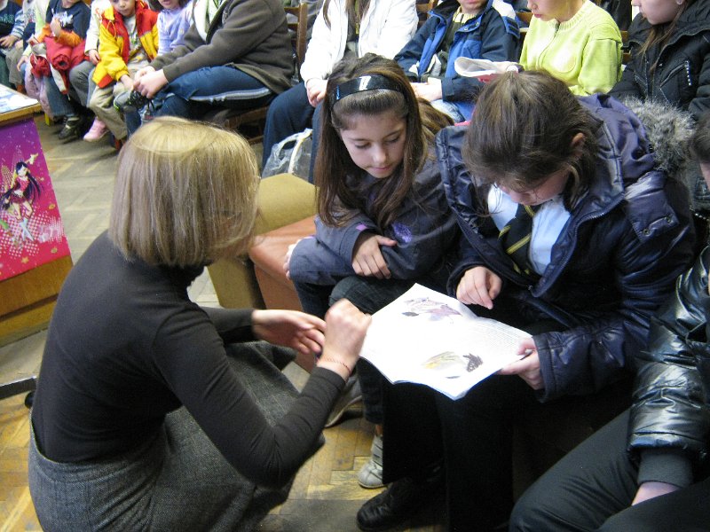 IMG_8235.JPG - Ученици от СОУ "Найден Геров" представят любима книга пред децата от Дом "Другарче"