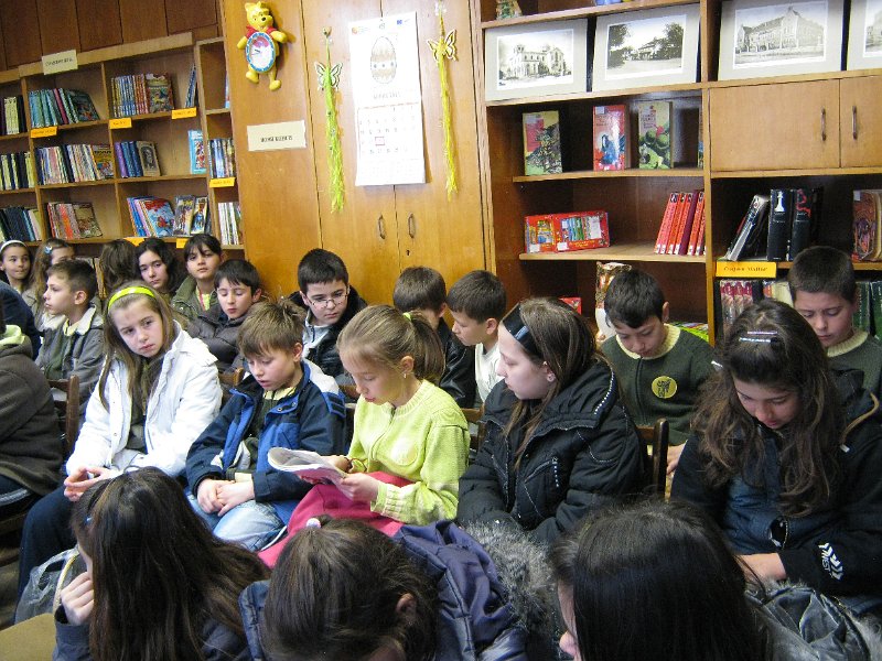 IMG_8236.JPG - Ученици от СОУ "Найден Геров" представят любима книга пред децата от Дом "Другарче"