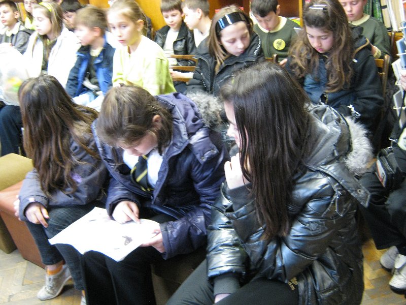 IMG_8237.JPG - Ученици от СОУ "Найден Геров" представят любима книга пред децата от Дом "Другарче"