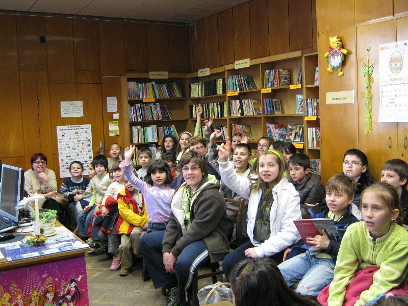 IMG_8242.JPG - Ученици от СОУ "Найден Геров" представят любима книга пред децата от Дом "Другарче"