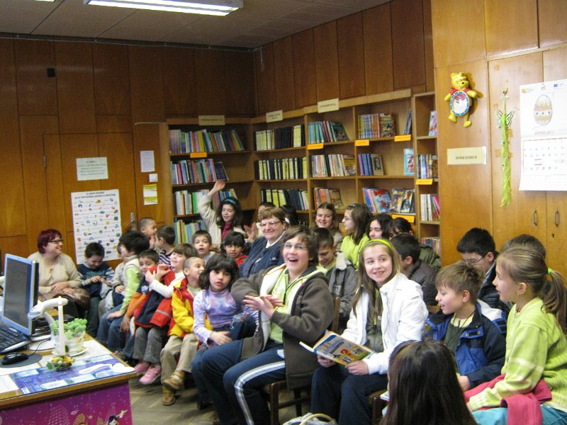 IMG_8245.JPG - Ученици от СОУ "Найден Геров" представят любима книга пред децата от Дом "Другарче"