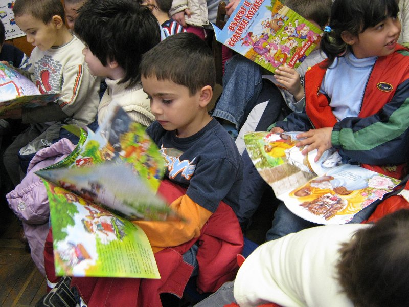 IMG_8255.JPG - Ученици от СОУ "Найден Геров" представят любима книга пред децата от Дом "Другарче"