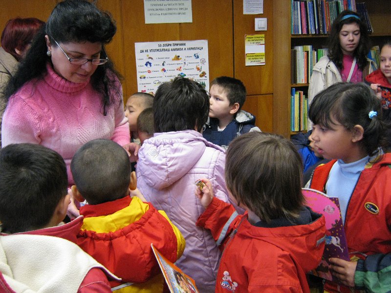 IMG_8266.JPG - Ученици от СОУ "Найден Геров" представят любима книга пред децата от Дом "Другарче"