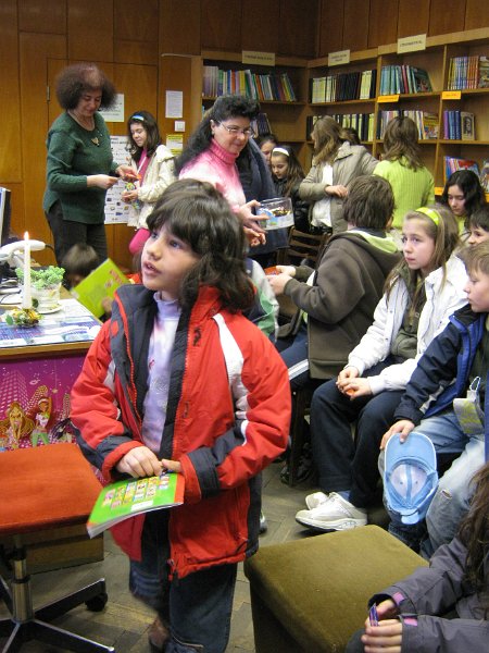 IMG_8270.JPG - Ученици от СОУ "Найден Геров" представят любима книга пред децата от Дом "Другарче"