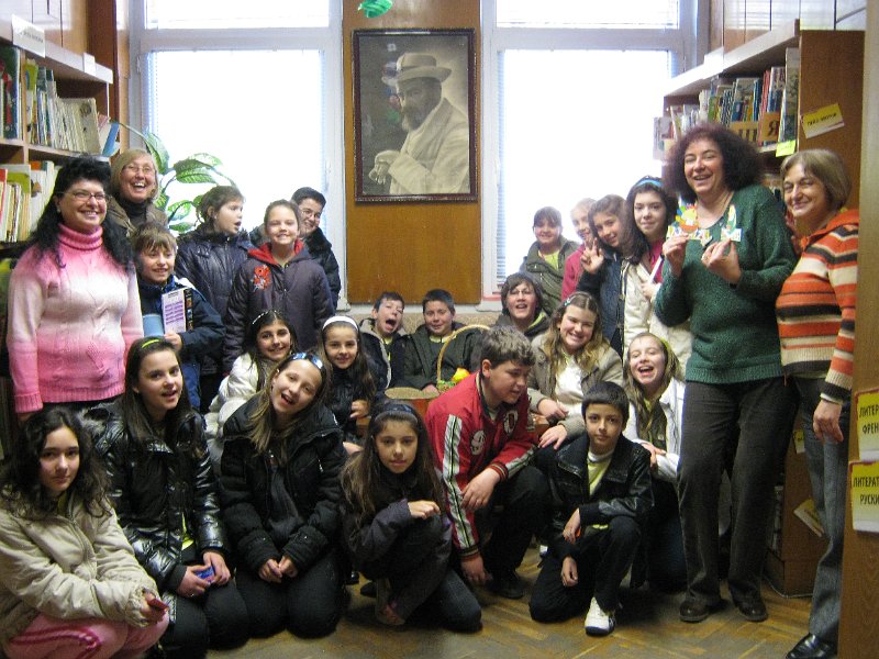 IMG_8276.JPG - Ученици от СОУ "Найден Геров" представят любима книга пред децата от Дом "Другарче"