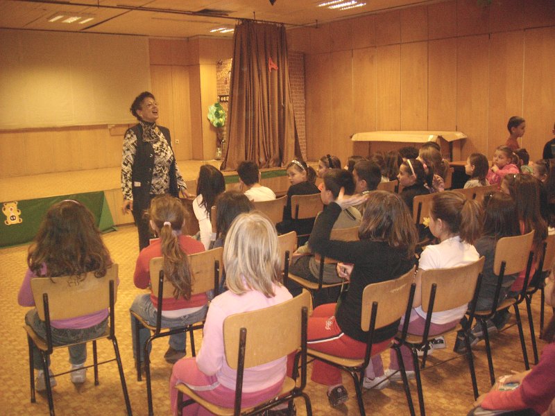 IMG_3938.JPG - Ученици, изучаващи английски език, четат за празници и обичаи, свързани с Великден заедно с Рева Чандрасекаран, доброволец от Корпуса на мира